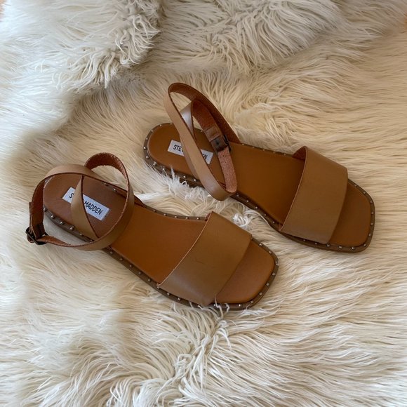 Steve Madden Deedy Flat Sandal in Tan - Picture 7 of 10